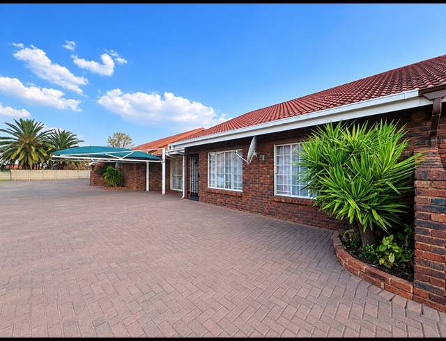 2 BEDROOM TOWNHOUSE FOR SALE IN WALDRIFT